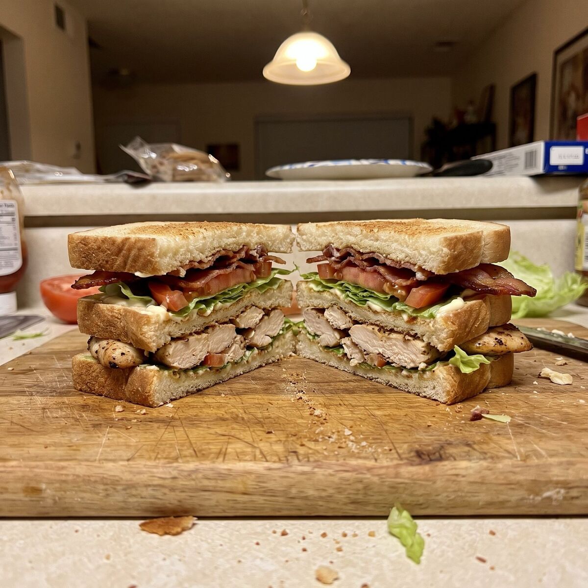 Trojpatrový club sandwich rozkrojený na půl