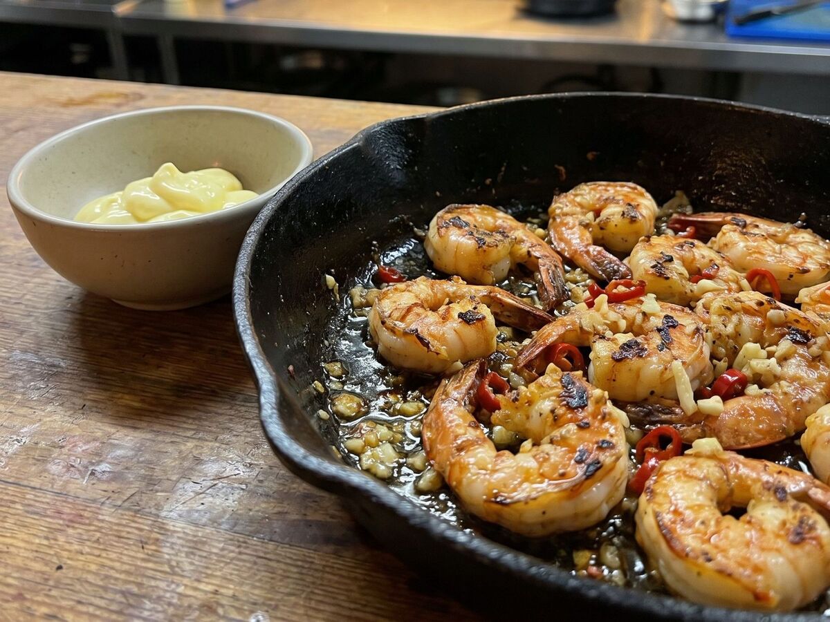 Tygří krevety s chilli a česnekem v pánvi, vedle aioli